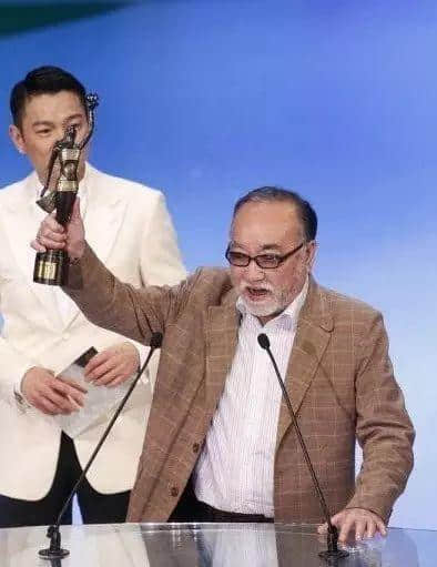 盧海鵬街邊“試Mic”，時(shí)隔30年再唱《幾許瘋語》！