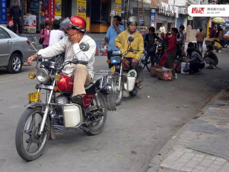 一輛摩托車，折疊了三個(gè)時(shí)代的廣州