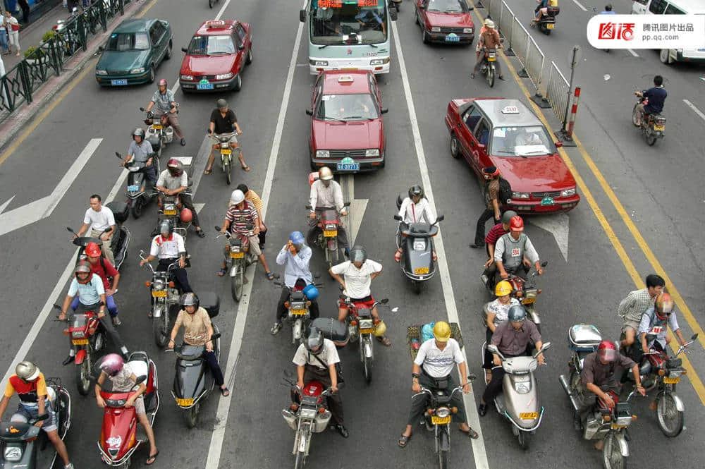 一輛摩托車，折疊了三個(gè)時(shí)代的廣州