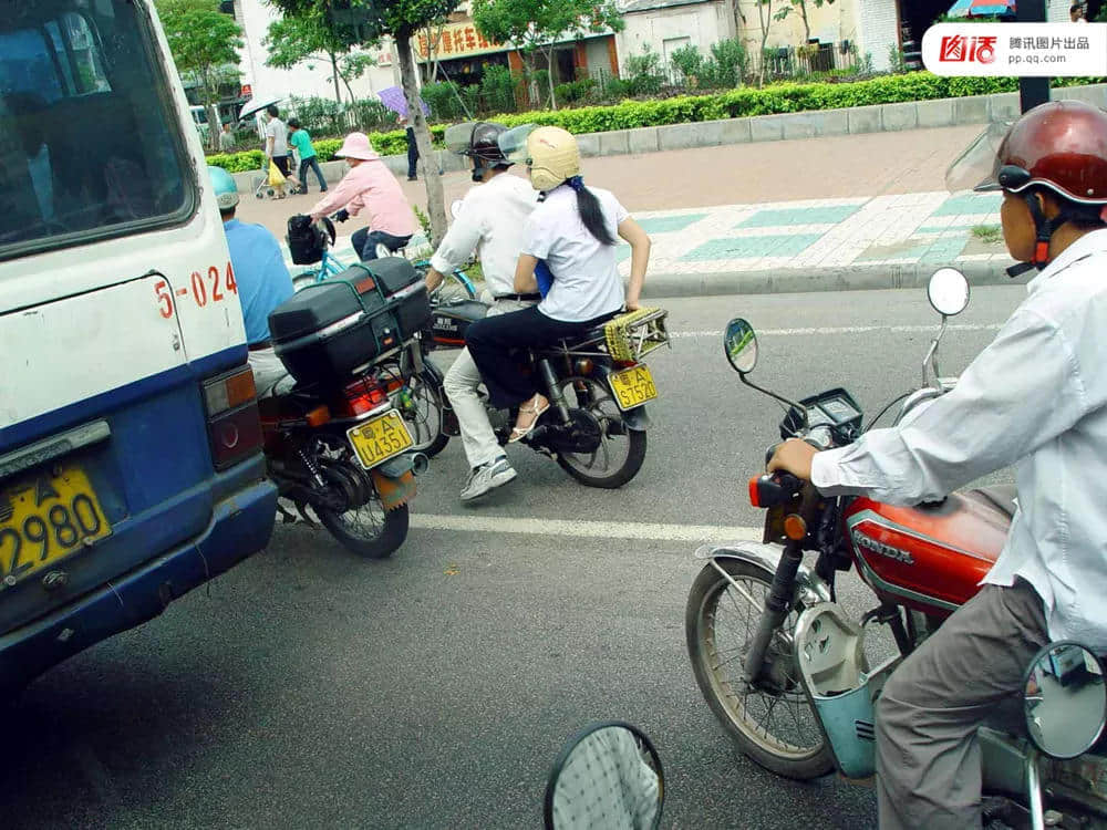 一輛摩托車，折疊了三個(gè)時(shí)代的廣州