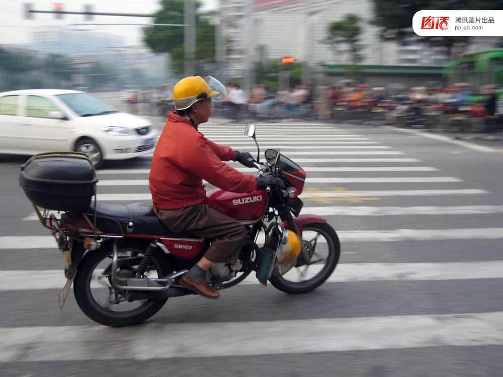 一輛摩托車，折疊了三個(gè)時(shí)代的廣州