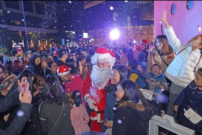 今年圣誕，我哋一于留喺廣州睇“雪”！