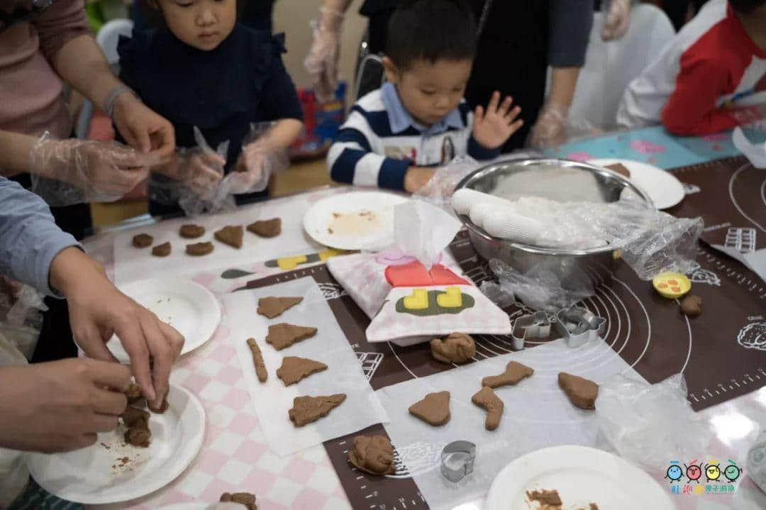 吐泡泡天河店周年慶典“圣誕歡樂(lè)頌 親子水上趴”引爆廣州親子游泳圈