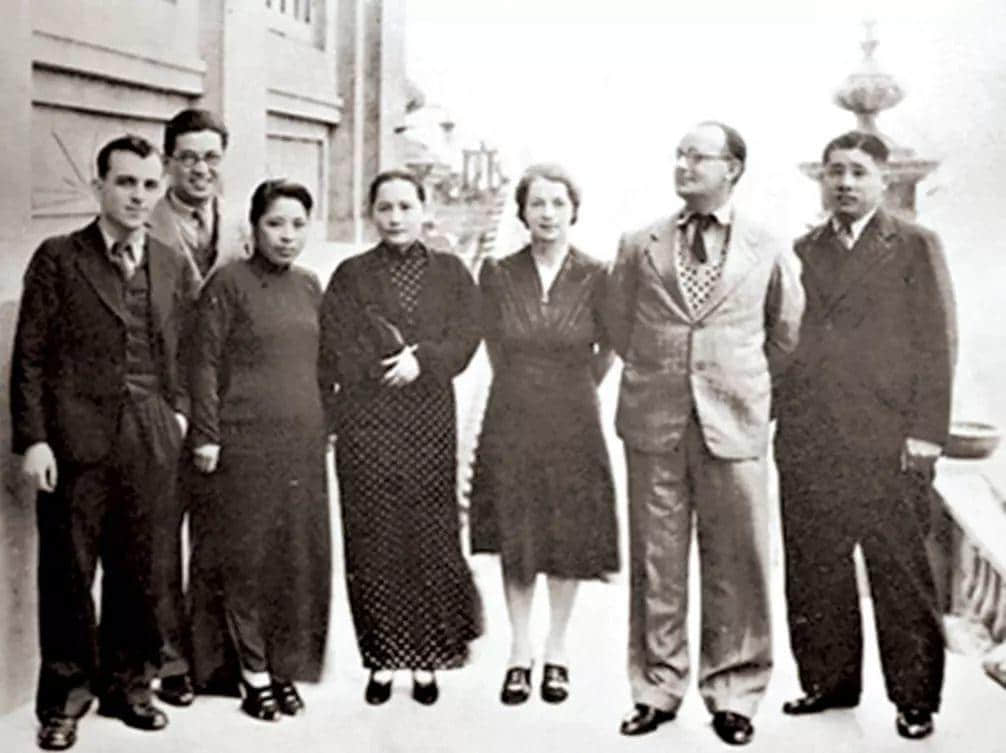 1938年，宋慶齡和保衛(wèi)中國同盟中央委員會委員在香港