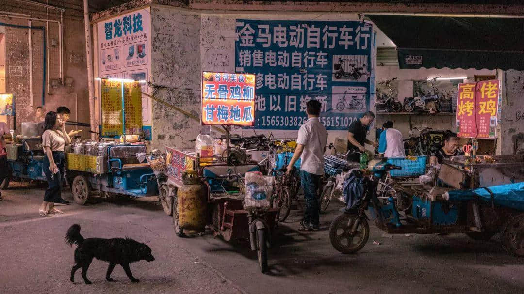 你在天河的市中心紙醉金迷，我在北亭的宵夜攤爛醉如泥