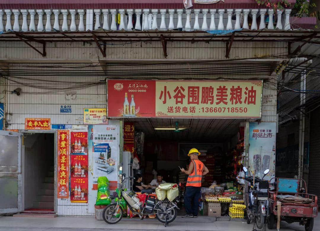 你在天河的市中心紙醉金迷，我在北亭的宵夜攤爛醉如泥