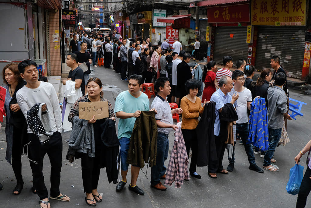 每年春節(jié)過后，康隆大街、鷺江運動場都擠滿了前來招工的湖北籍制衣廠老板和前來應(yīng)聘的打工者