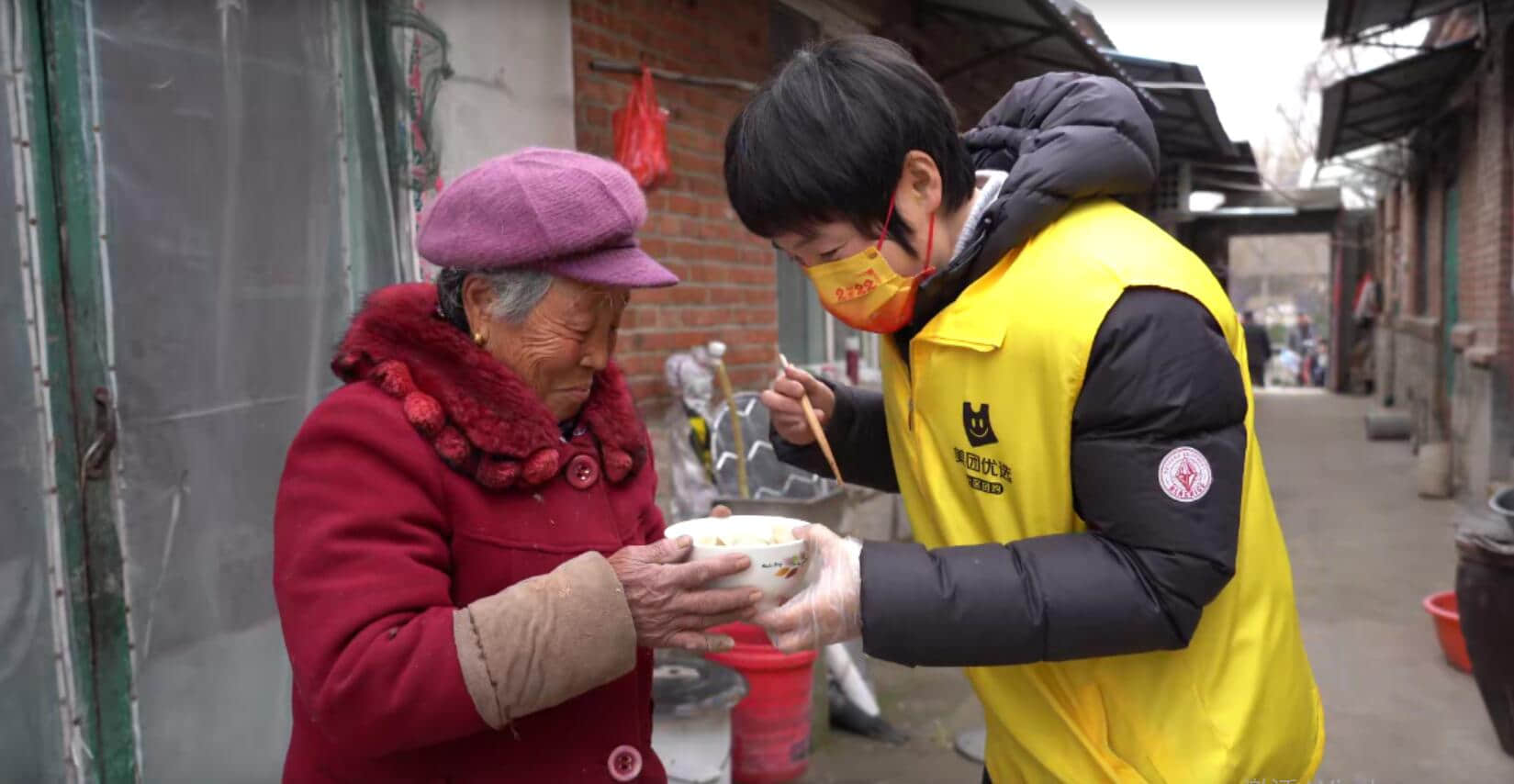 ▲美團優(yōu)選店長孫維丹，給74歲的馬奶奶煮了一碗叫“思念”的水餃 （攝影：胡慧）