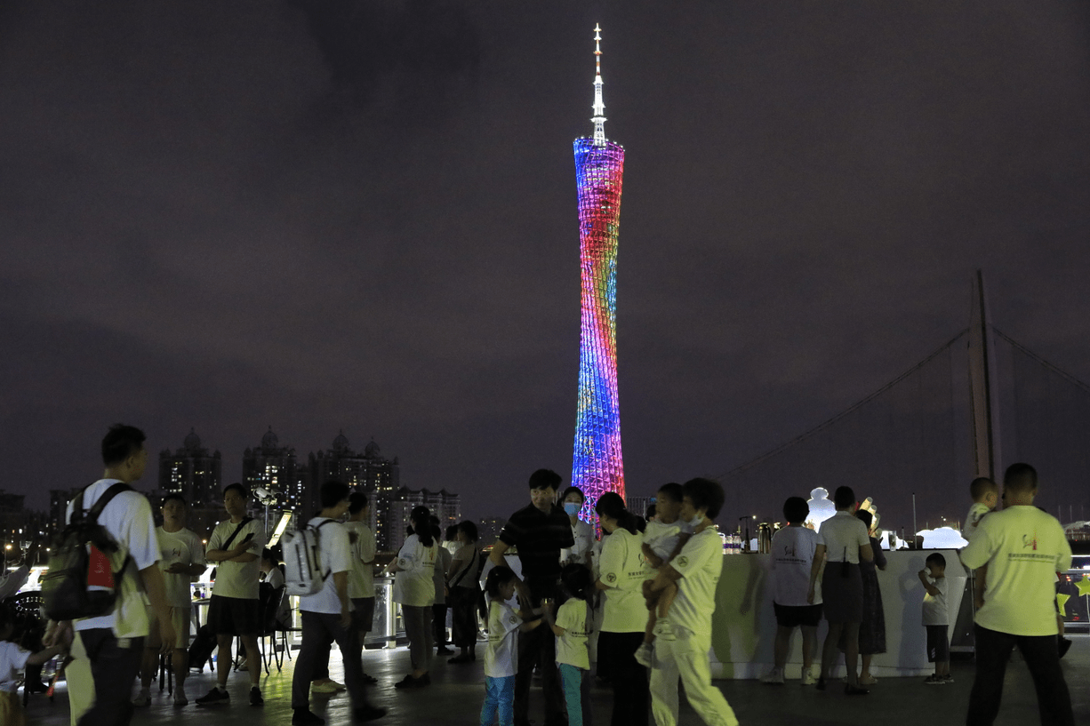 大家暢游珠江，暢賞羊城夜景，習(xí)習(xí)涼風(fēng)中，盡享蠻腰風(fēng)情。