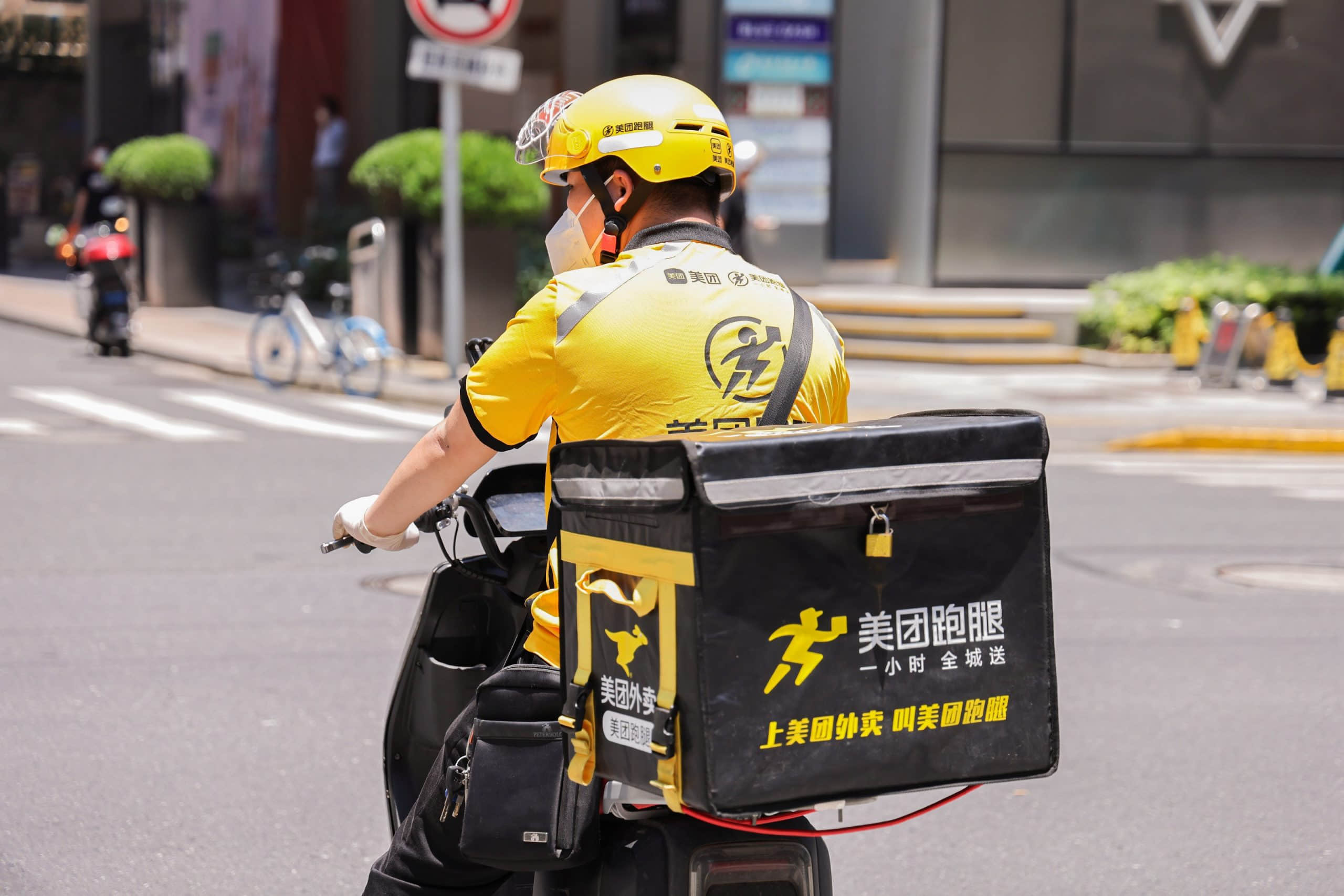 （圖注：節(jié)日期間通過跑腿寄送禮物已成用戶新選擇? 拍攝者：楊佳）