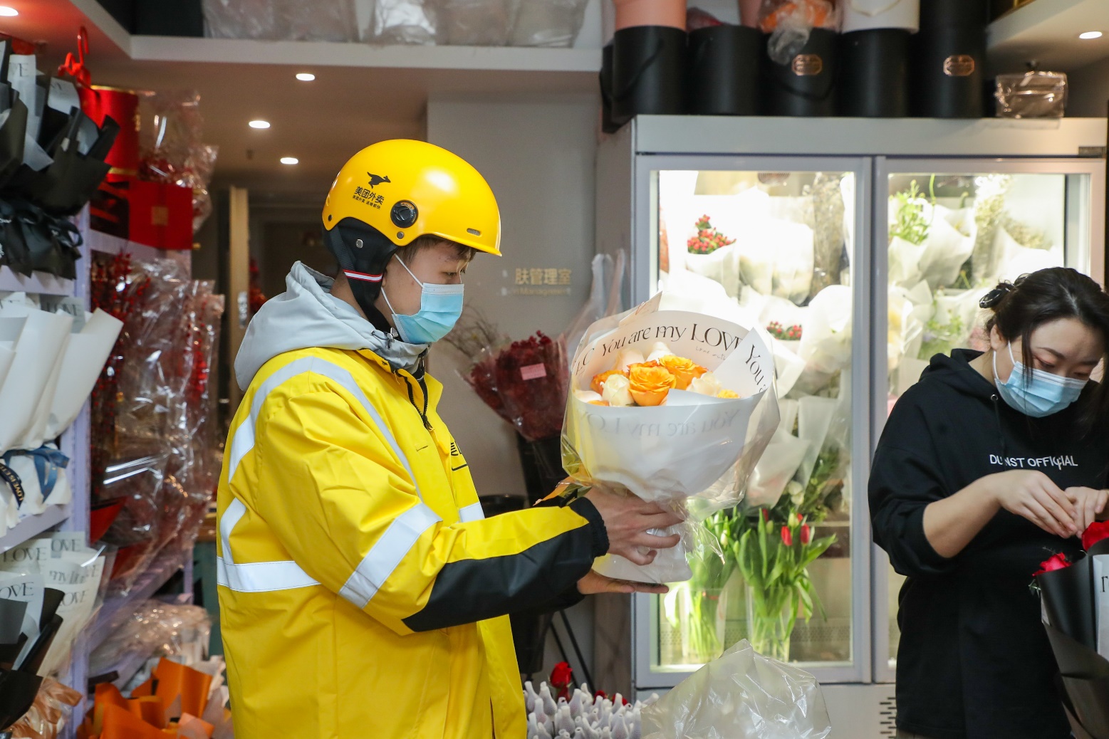 ▲情人節(jié)期間，外賣員在花店取鮮花訂單。（攝影：李鳴）