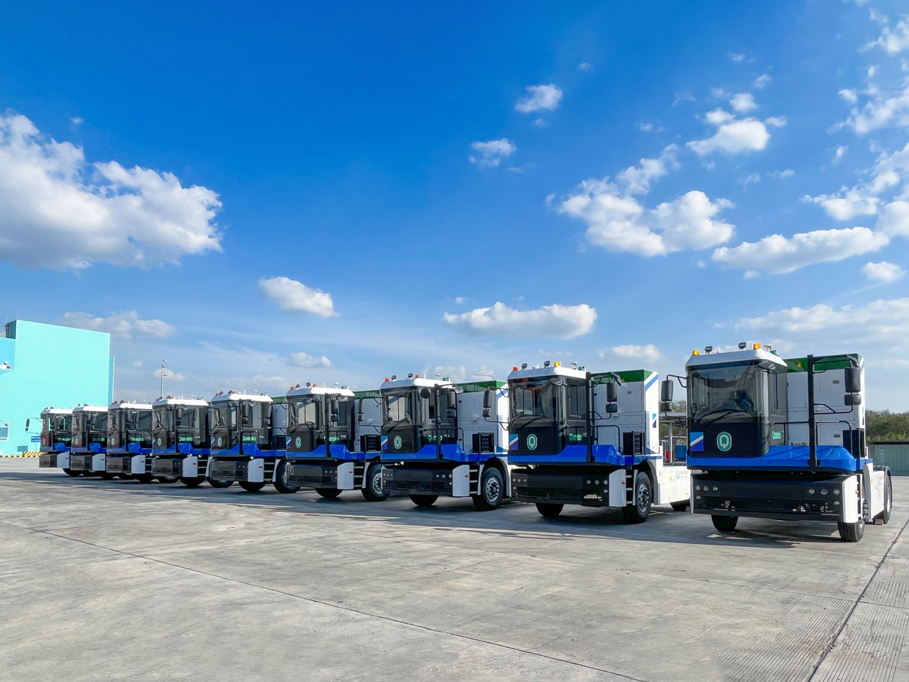 注：2022年12月，智能網(wǎng)聯(lián)新能源重卡E-Truck抵達泰國林查班港