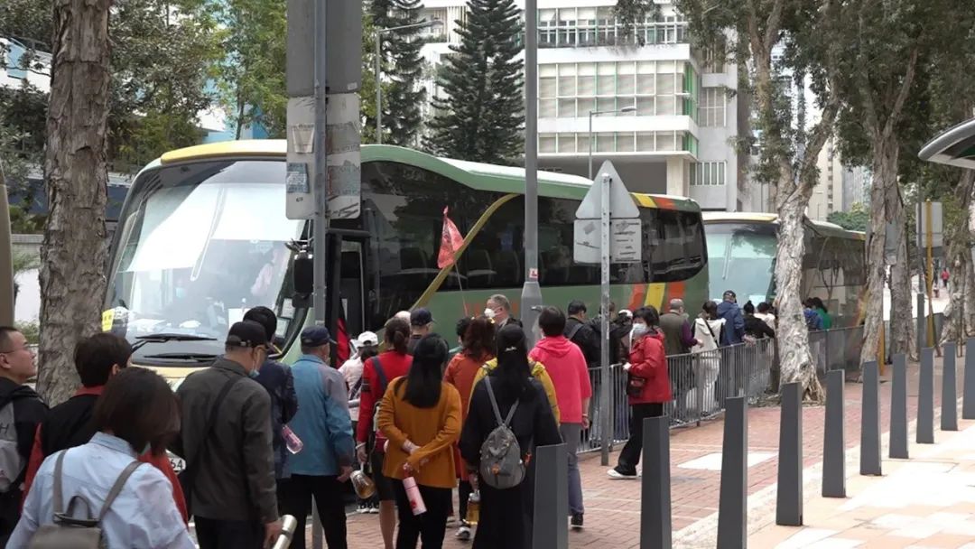 內地平價旅游團逼爆香港：公廁前吃杯面，一天跑12個景點