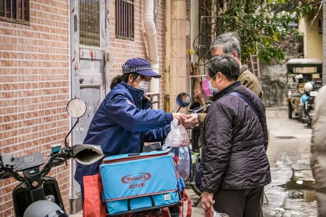 在商超眾多與網(wǎng)購發(fā)達(dá)的今天，為何還有人踩單車賣益力多？