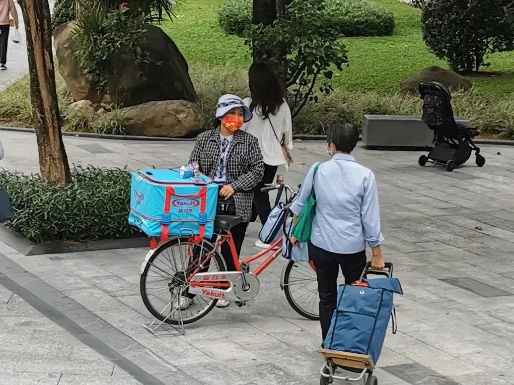 在商超眾多與網(wǎng)購發(fā)達(dá)的今天，為何還有人踩單車賣益力多？