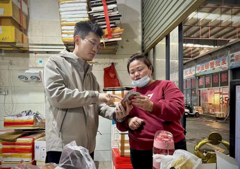 圖片包含 建筑, 室內(nèi), 人, 食物

描述已自動(dòng)生成