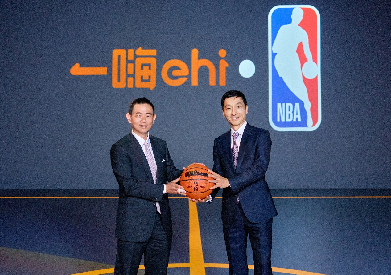 NBA中國(guó)首席商務(wù)官?gòu)埼恼ㄗ螅┡c一嗨租車創(chuàng)始人、董事長(zhǎng)兼CEO章瑞平。一嗨租車供圖