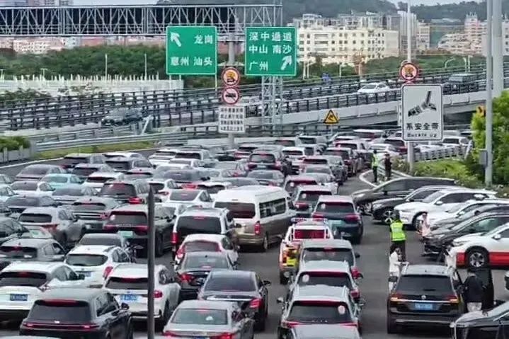 深中通道首日塞車：車主停車拍照打卡，香港旅客人在囧途